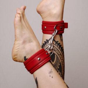 Chevillères en cuir molletonné rouges et attaches argentées