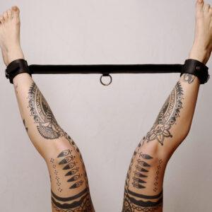 Barre de contrainte cuir et anneau Noir