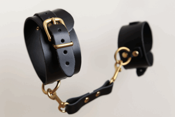 Menottes en cuir Collection Anneaux NOIR & GOLD – Image 4