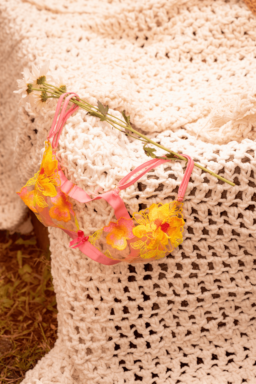 Ensemble lingerie rose et jaune en maille transparente brodée – Mapalé – Image 9