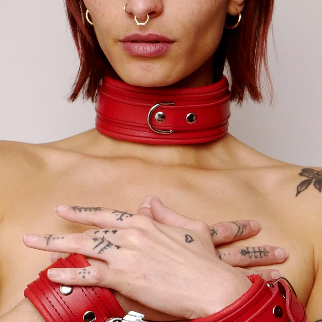 Collier en cuir molletonné rouge et attaches argentées