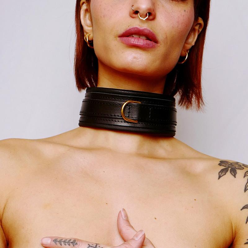 Collier en cuir molletonné et attaches Dorées