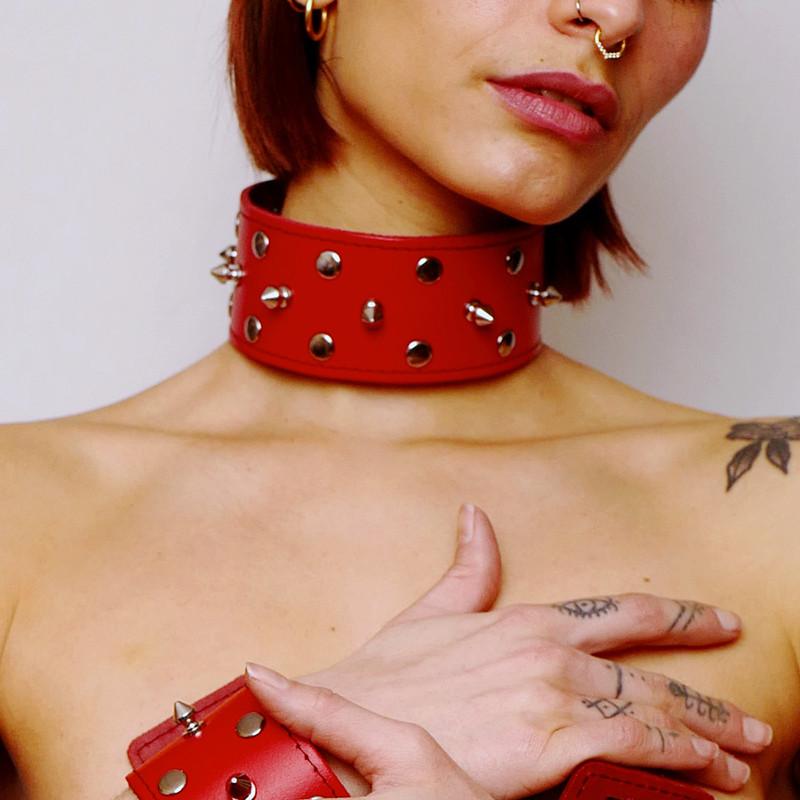 Collier en cuir avec pics Rouge
