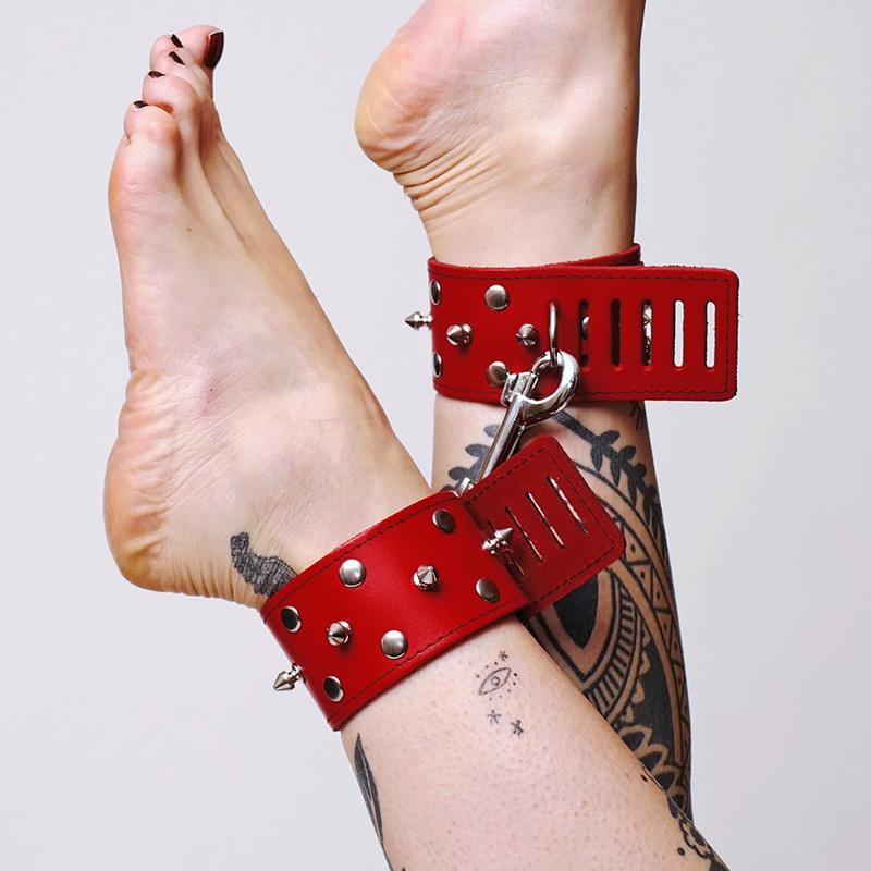 Chevillères en cuir avec pics et mousqueton rouge