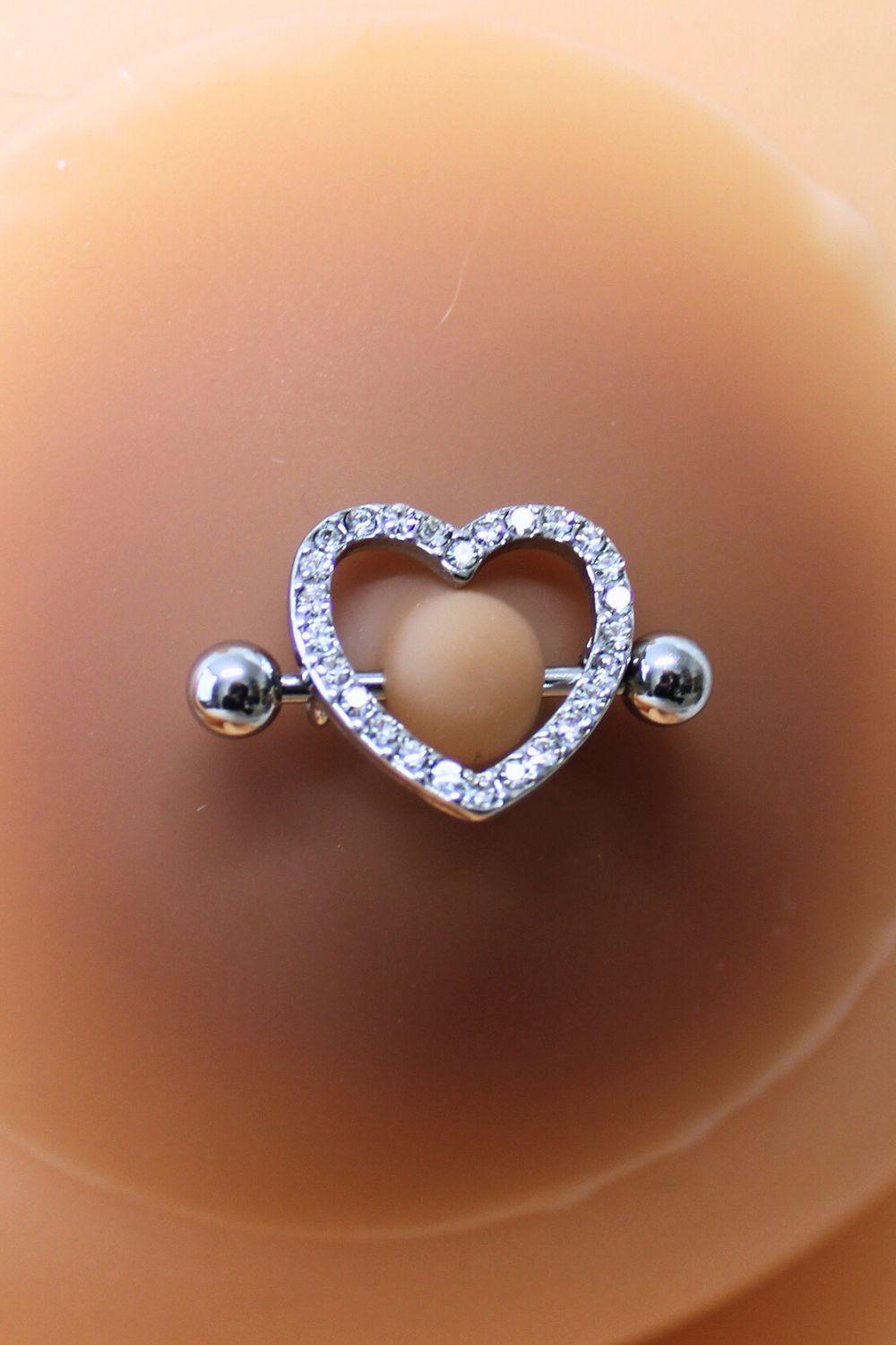 Paire de cache-tétons piercing barre coeur faux diamant peau métisse