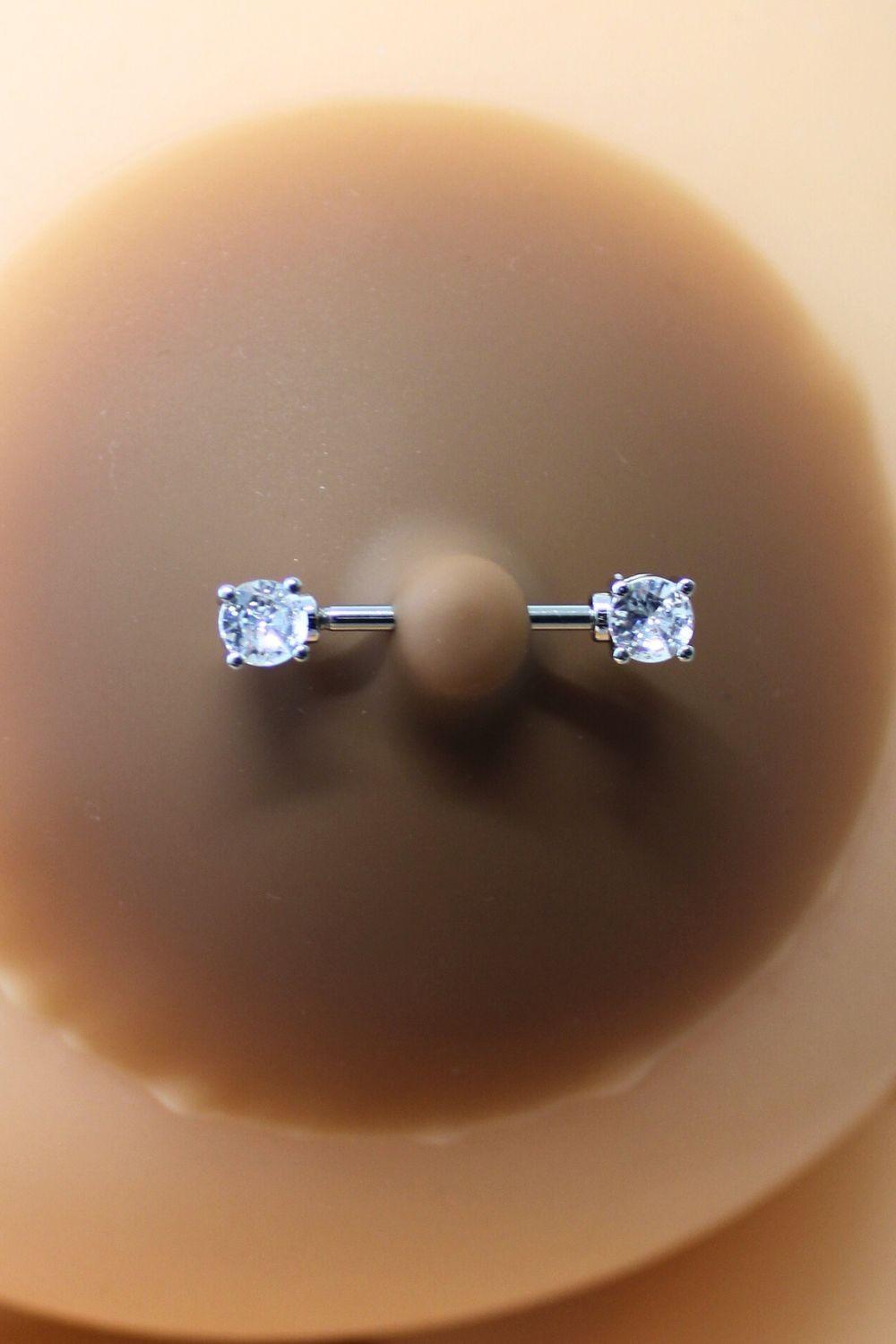 Paire de cache-tétons piercing barre faux diamant peau foncée