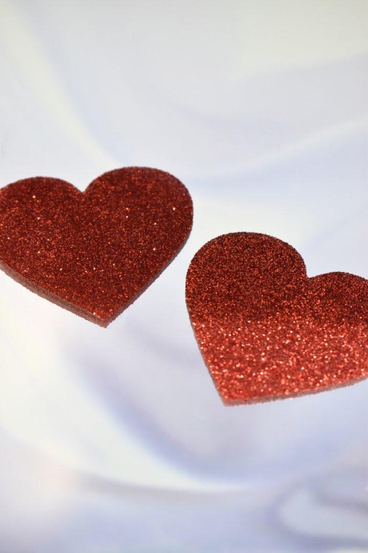 Paire de cache tétons adhésifs coeur pailleté rouge