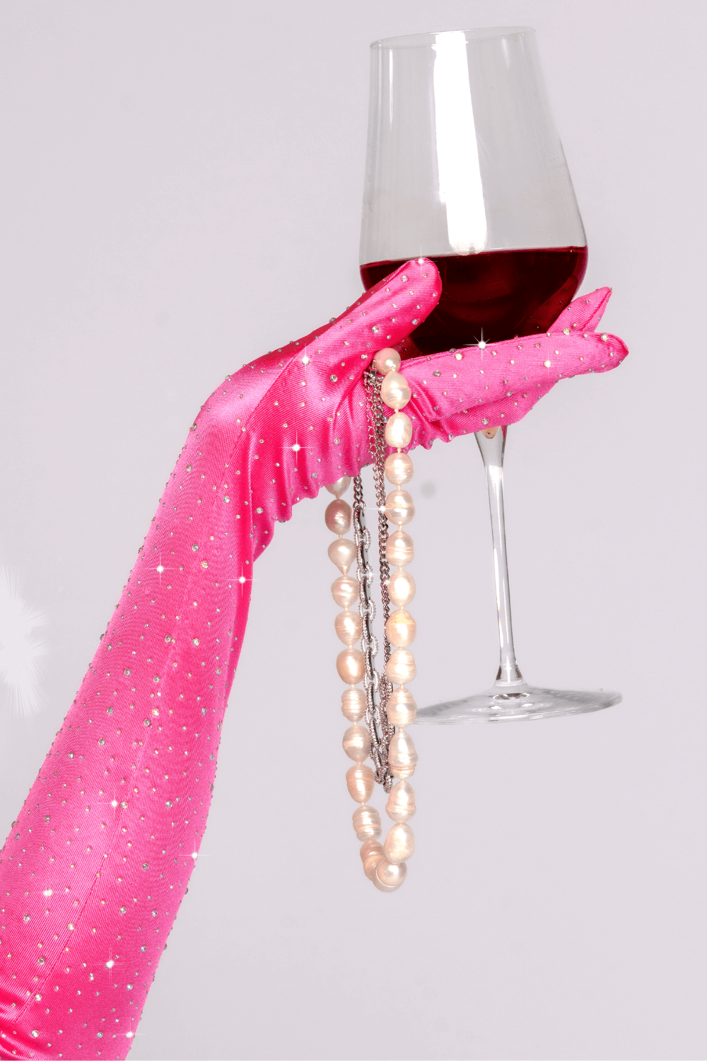 Une paire de gants satinés roses avec strass – Mapalé
