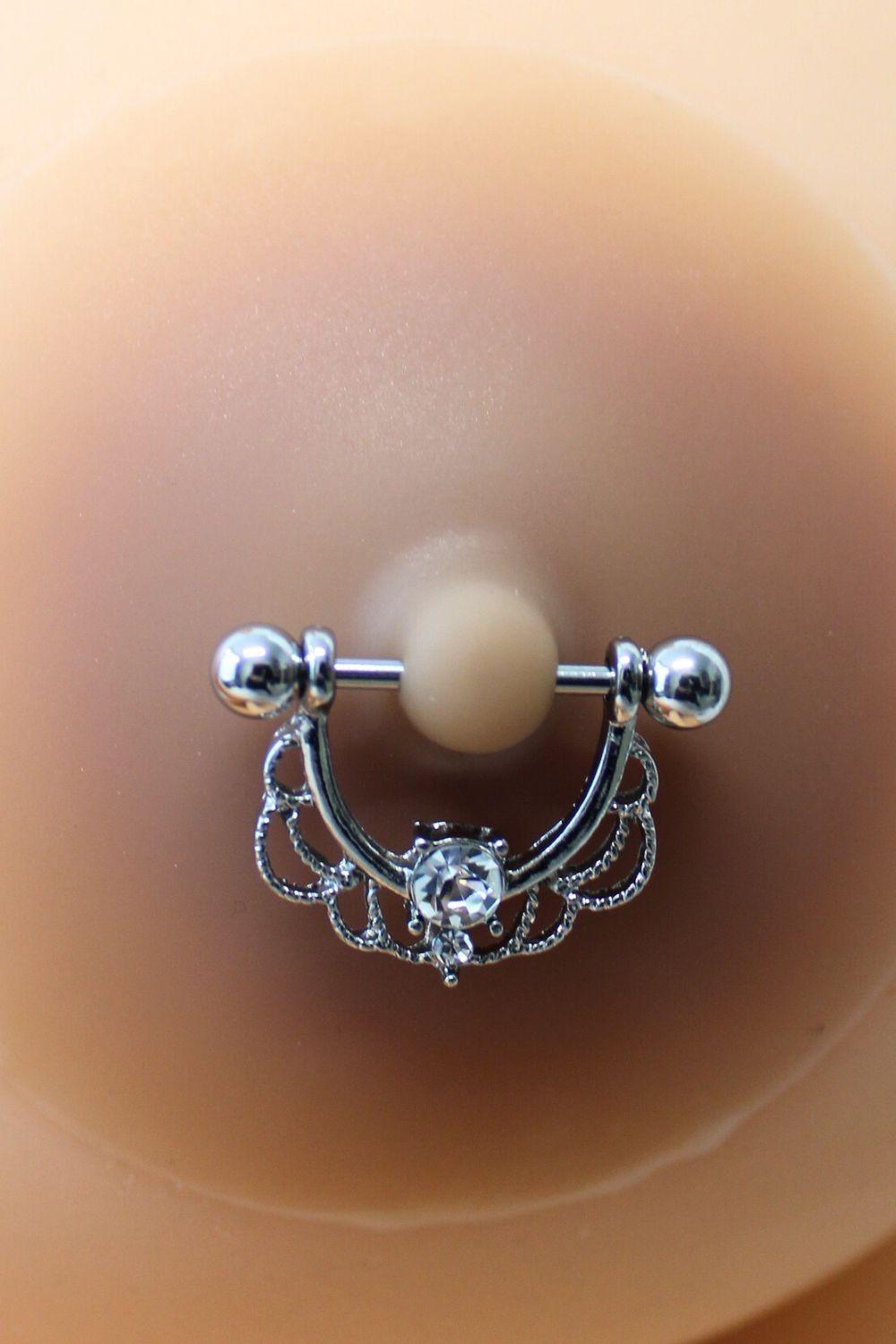 Paire de cache-tétons piercing barre demi-anneau faux diamant peau métisse