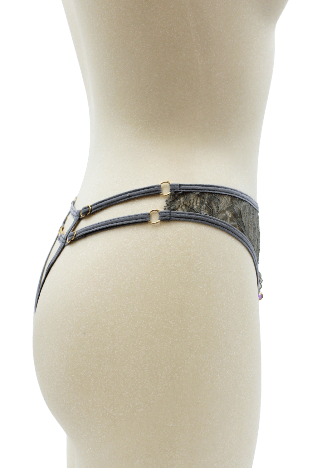 String gris avec bijou couleur aléatoire et chaîne dorée