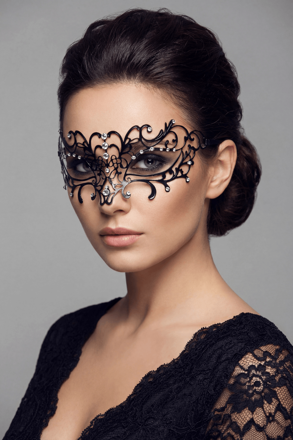 Masque vénitien Elena rigide noir avec strass