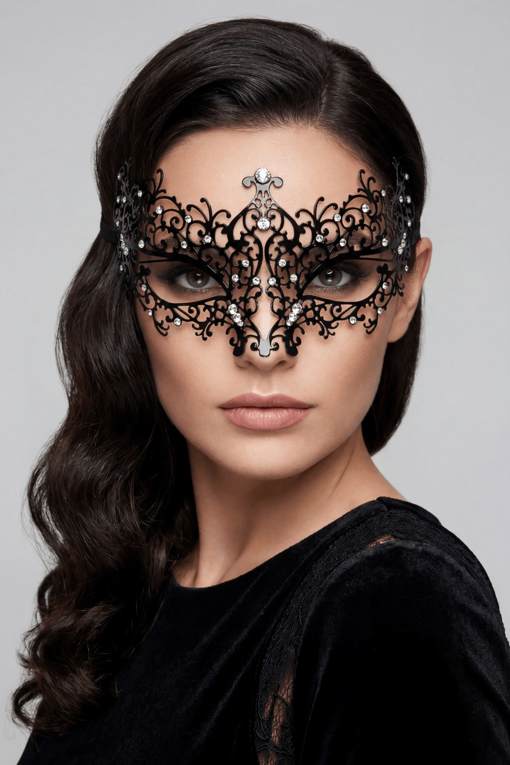 Masque vénitien Chiara rigide noir avec strass