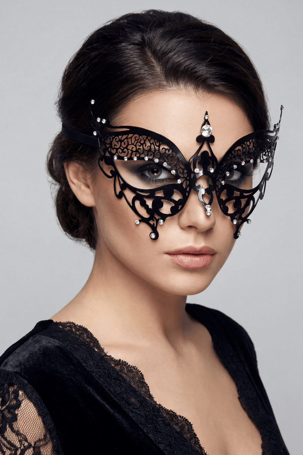 Masque vénitien Alida rigide noir avec strass