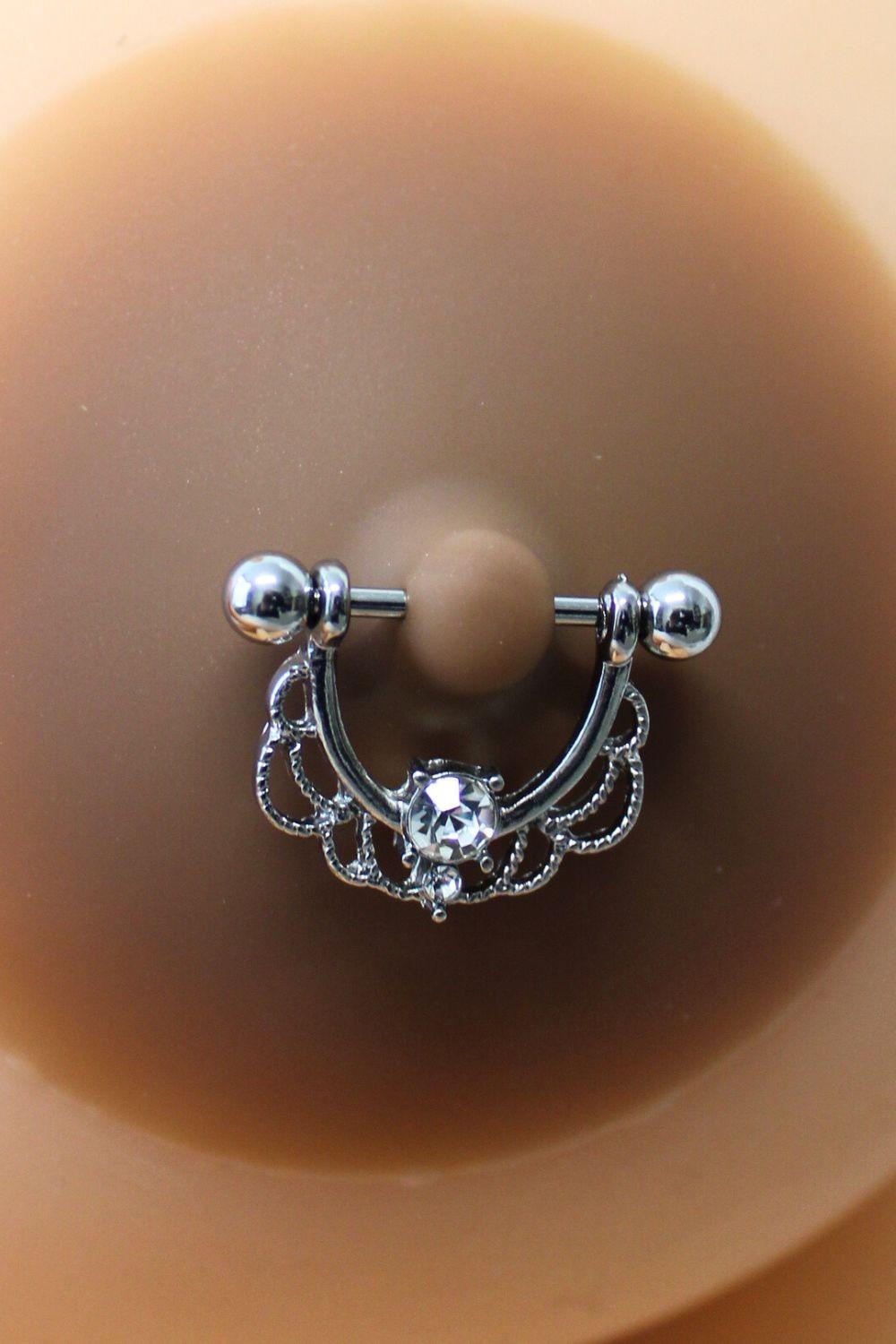 Paire de cache-tétons piercing barre demi-anneau faux diamant peau foncée