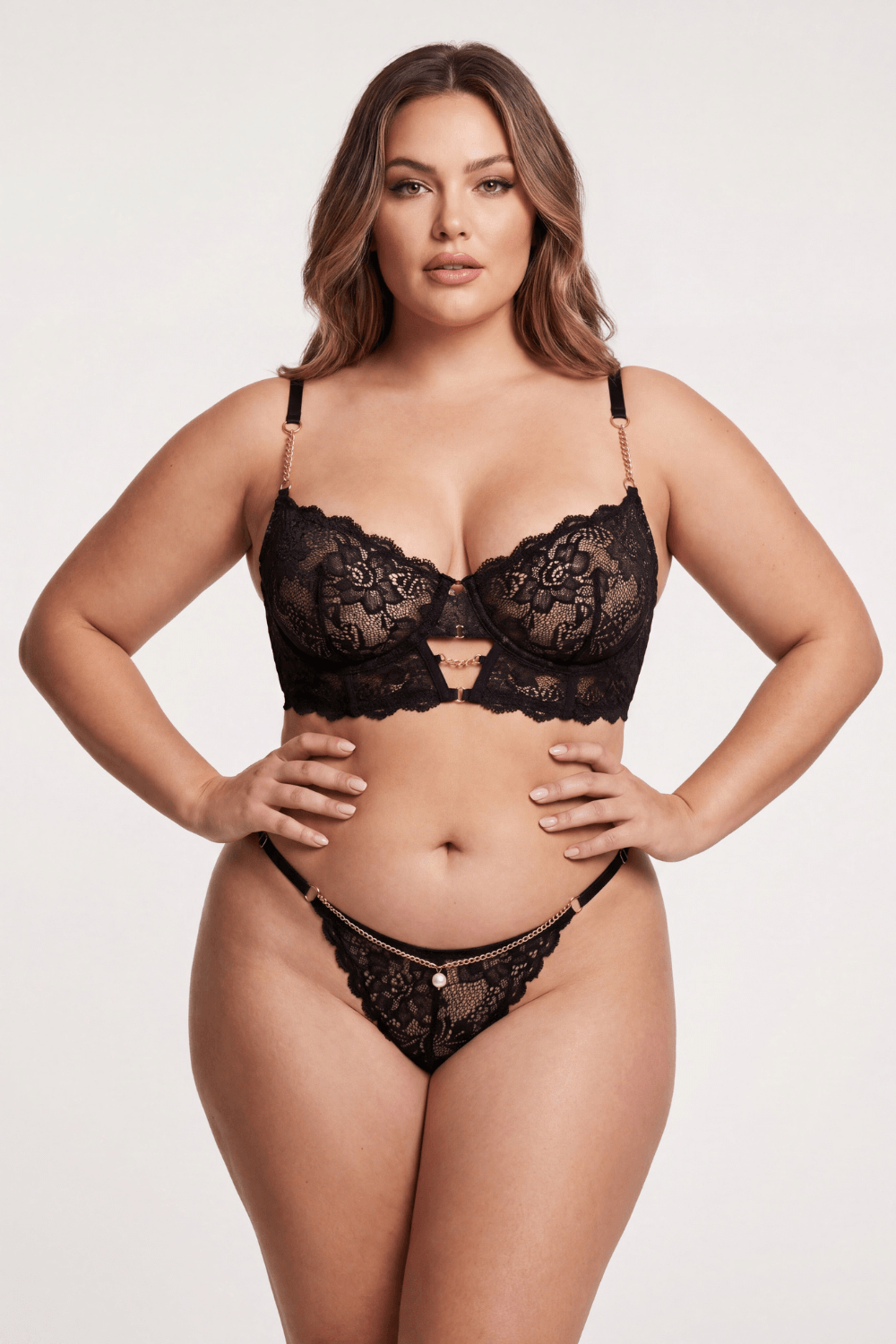 String noir en dentelle avec bijou et chaîne dorée