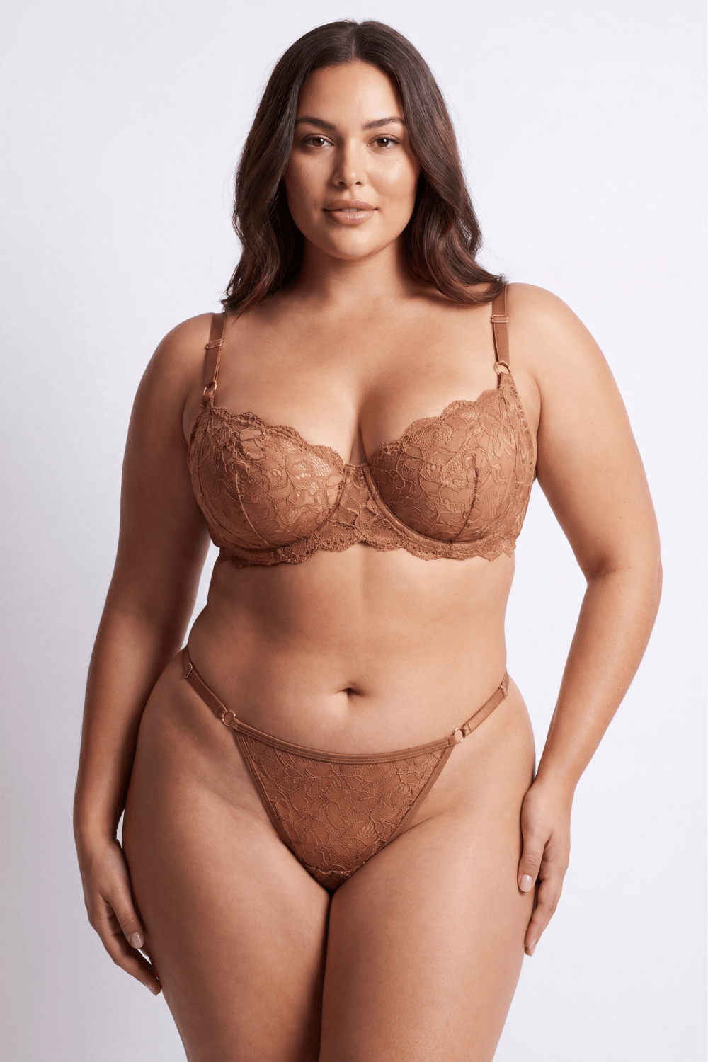 String taupe en dentelle avec bijou cœur doré