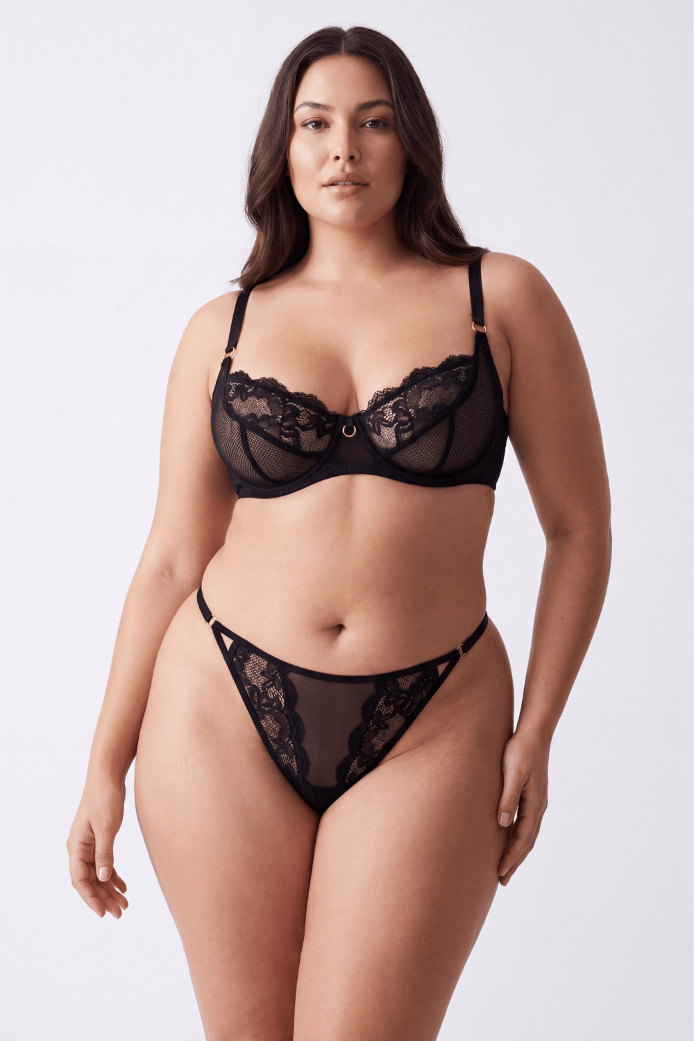 Tanga noir en dentelle avec bijou losanges dorés